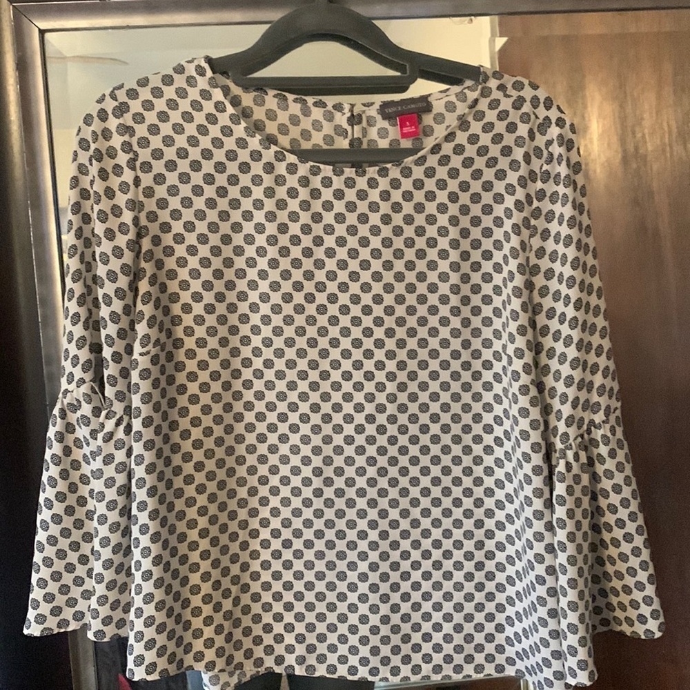 Vince Camuto woman’s top. Cream and black. Size small.